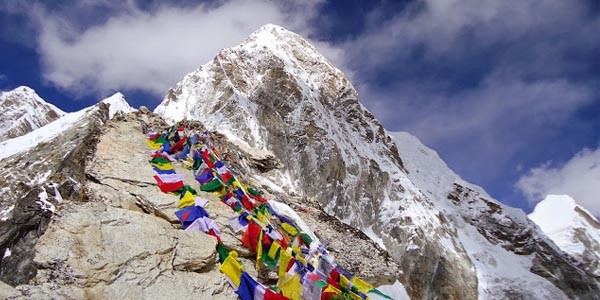 Belle montagne des Himalaya su rle trek de l’Everest