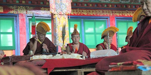 Ceremonie quatidiont au monastere tibetain