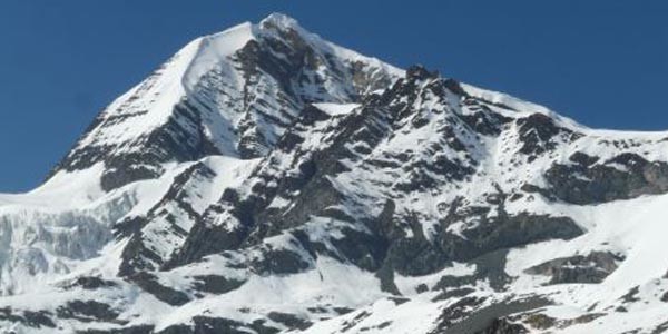 Le sommet du Chulu East Peak dans la region d’Annapurnas